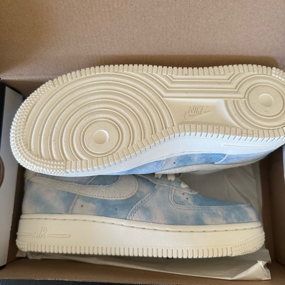 Brand New in Box Nike Women’s Air Force 1 ‘07 SE Celestine Blue Size 6 - Picture 3 of 4